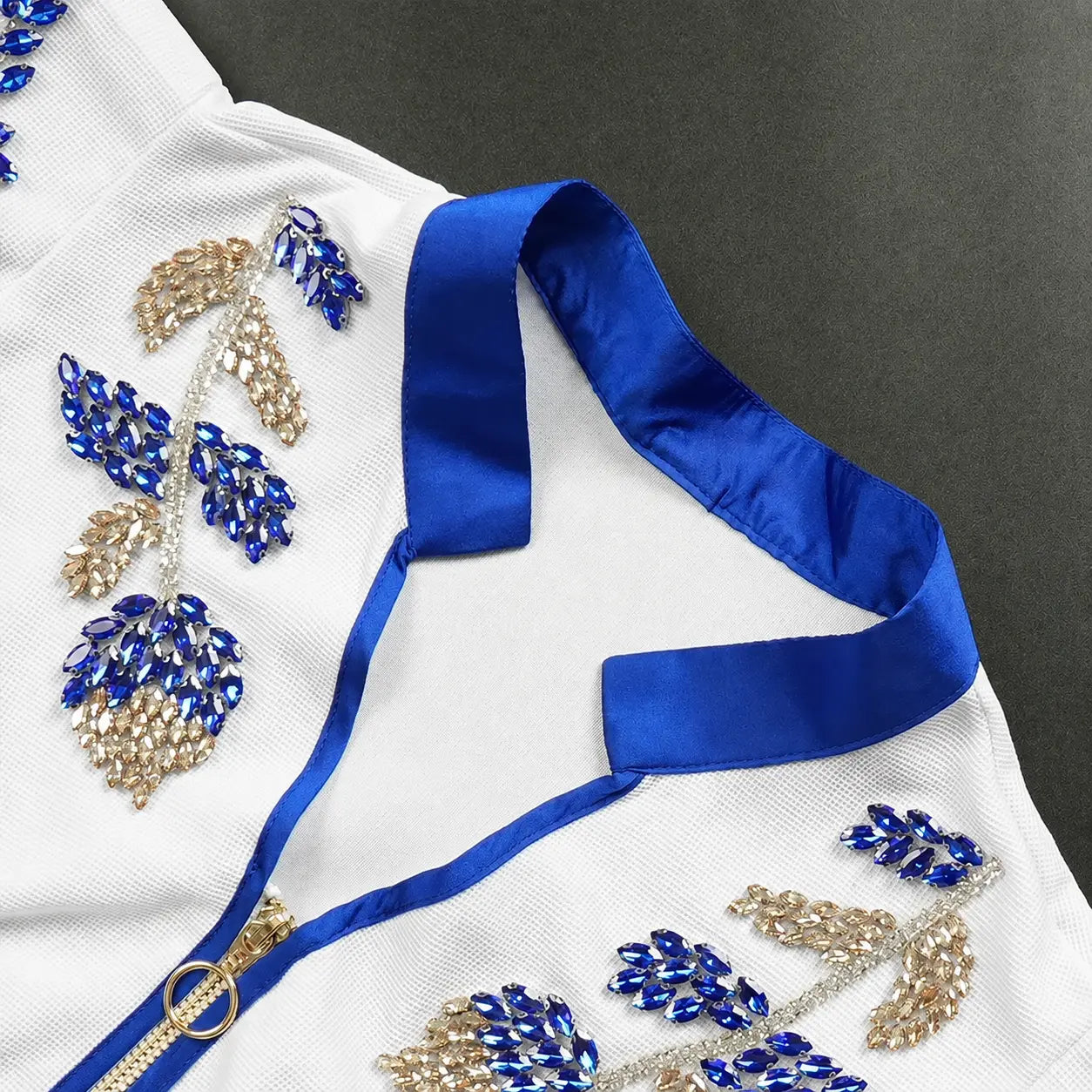 Détail du col bleu et des broderies en cristaux de la robe turque blanche