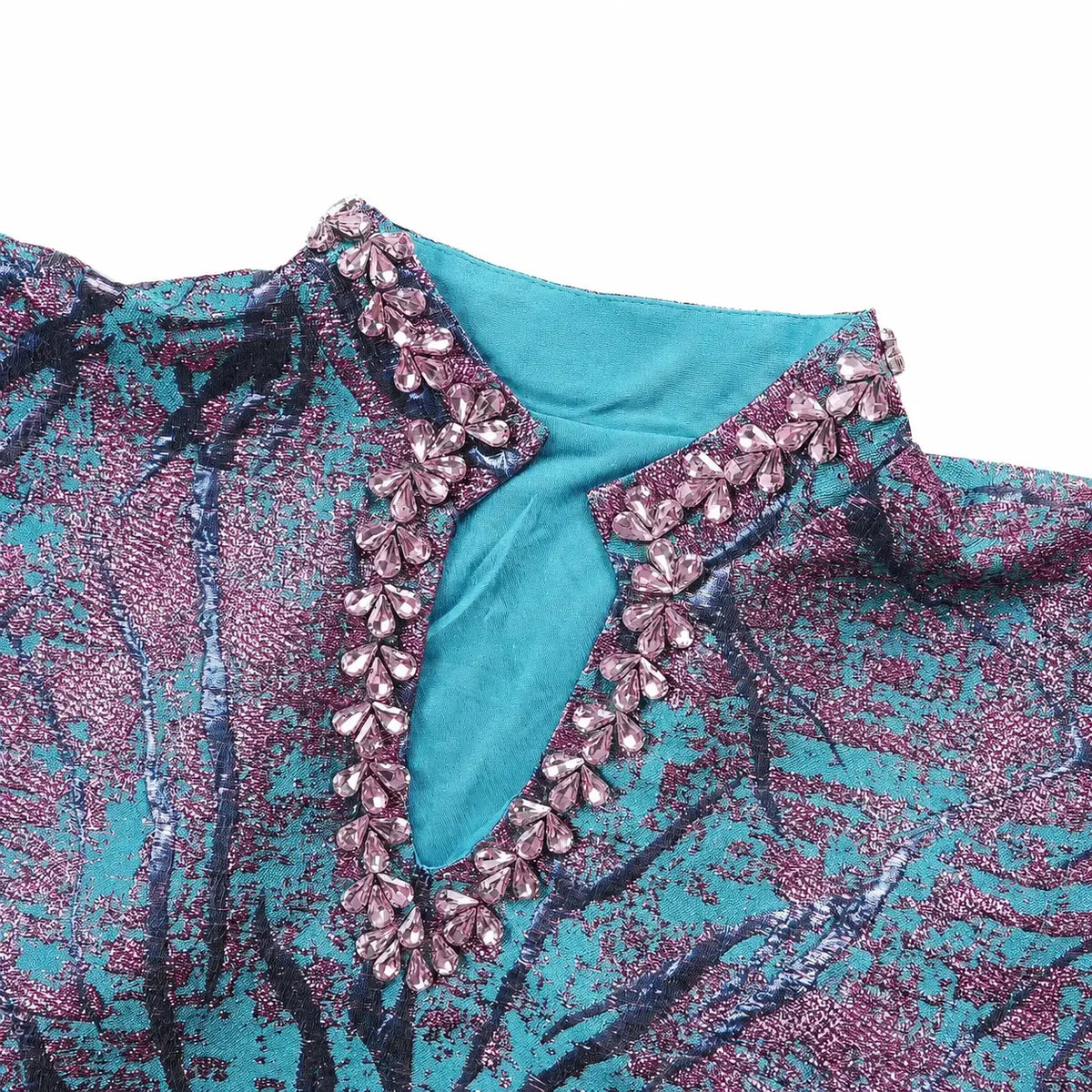 Détail du col orné de cristaux d'une abaya brocart turquoise et rose