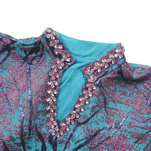 Détail du col orné de cristaux d'une abaya brocart turquoise et rose
