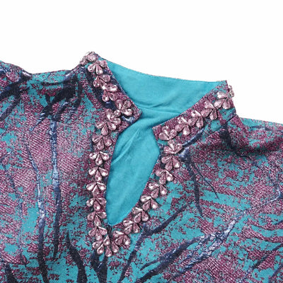 Détail du col orné de cristaux d'une abaya brocart turquoise et rose