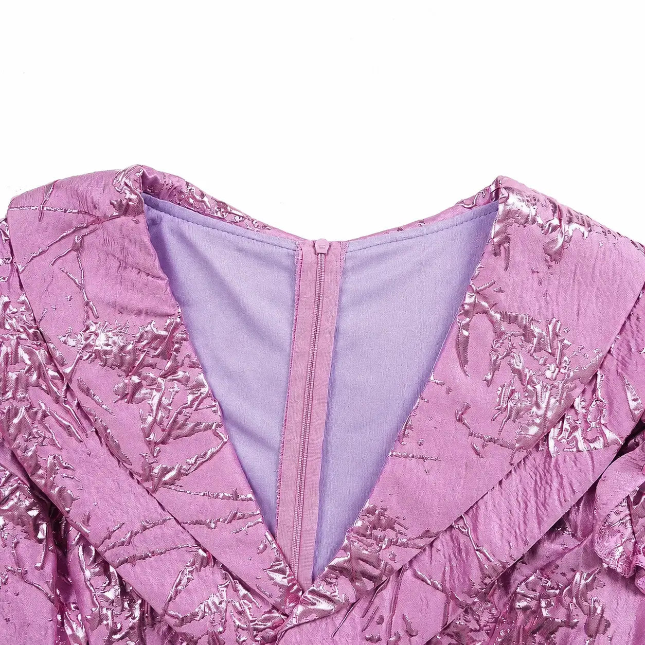 Détail du col et de la fermeture d'une robe orientale africaine rose pailletée