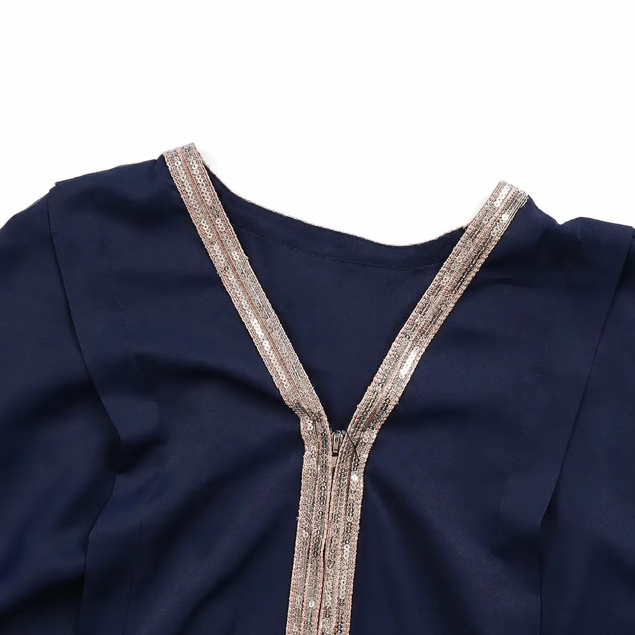 Détail du col à sequins rose doré d'une abaya luxe bleu marine