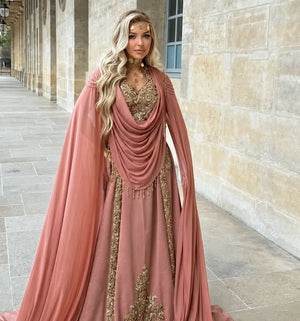 Détail de la robe orientale Chaouia rose avec cape et broderies dorées