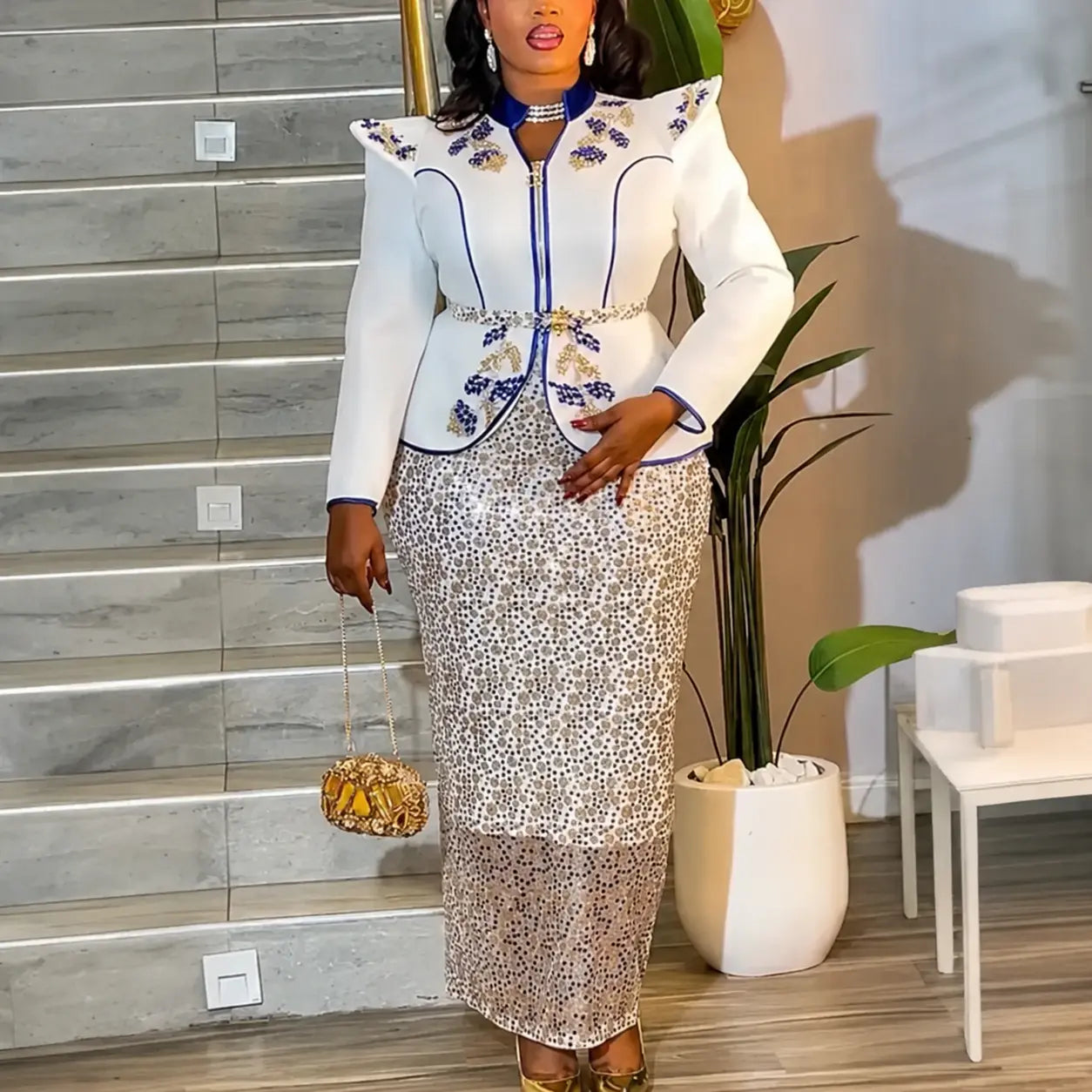 Ensemble turc blanc et bleu avec jupe argentée à sequins