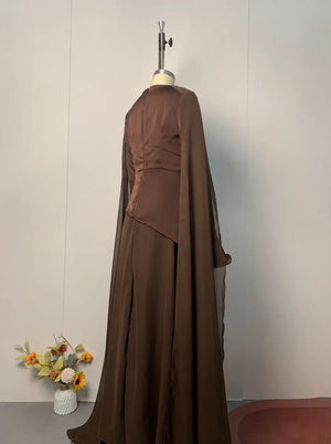Jalabiya chocolat à panneau asymétrique et cape vue de côté