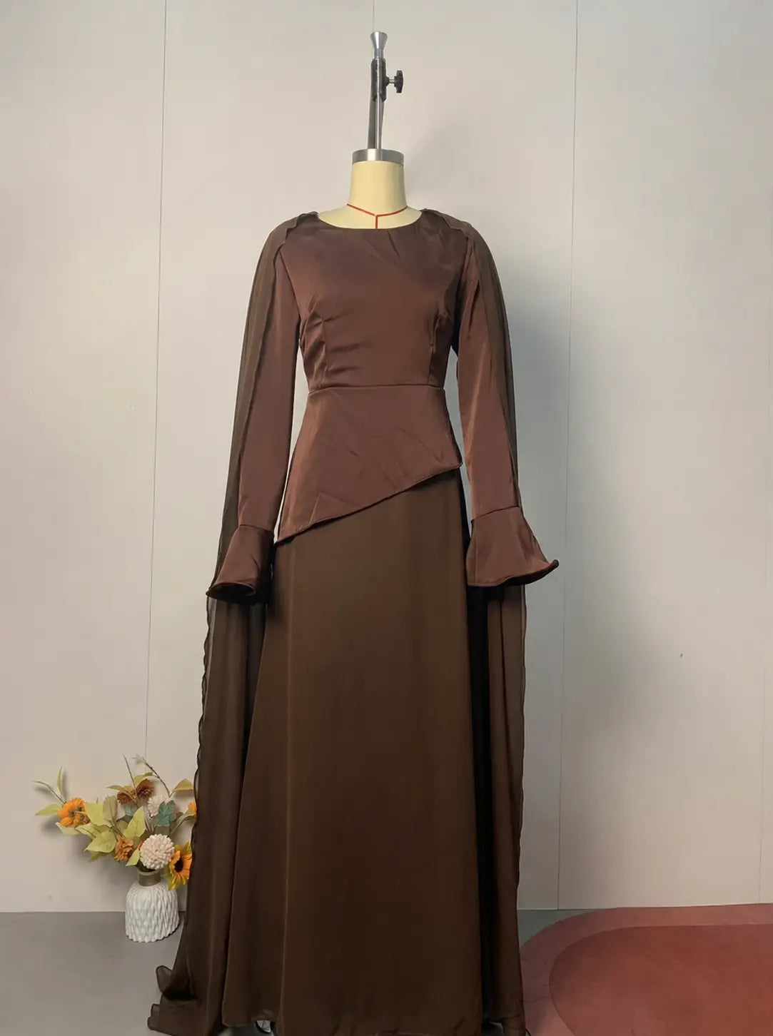 Jalabiya élégante chocolat à cape fluide vue de face sur mannequin