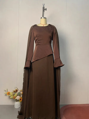 Jalabiya élégante chocolat à cape fluide vue de face sur mannequin