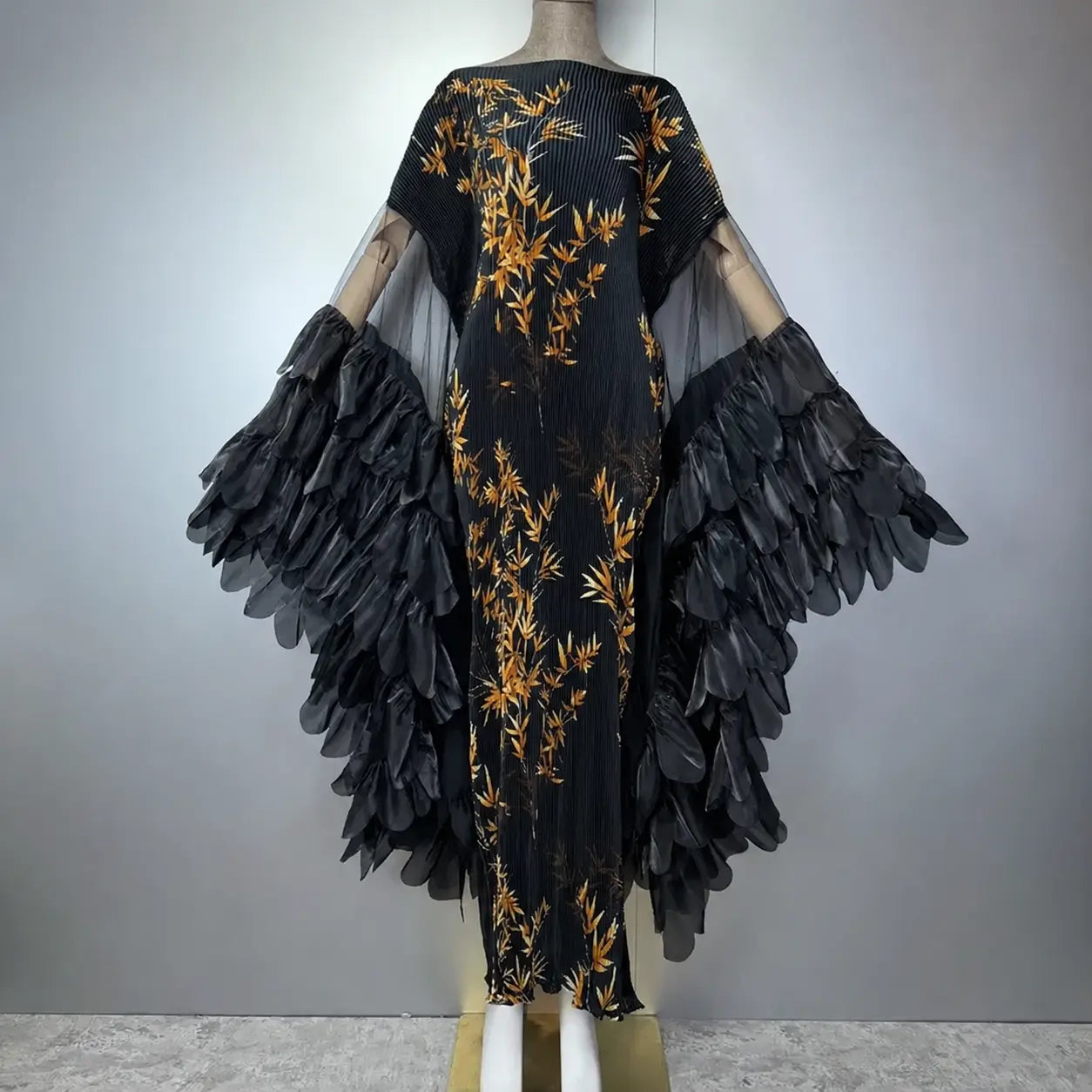 Caftan plissé noir à motif botanique doré – vue complète
