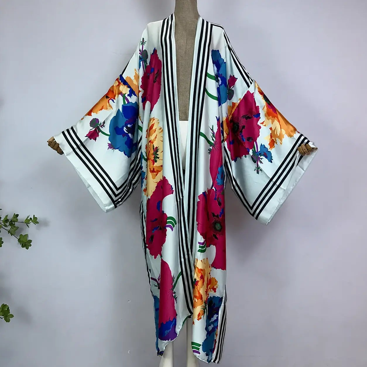 Kimono blanc à grandes fleurs multicolores – vue complète
