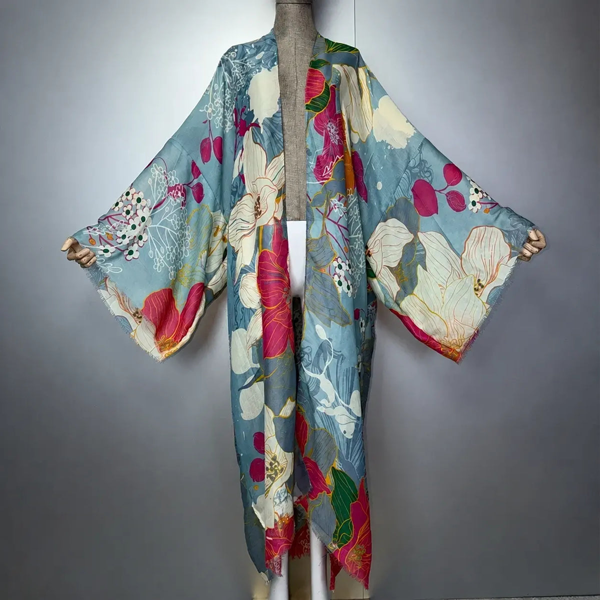 Kimono boho imprimé floral bleu gris pour femme – vue de face