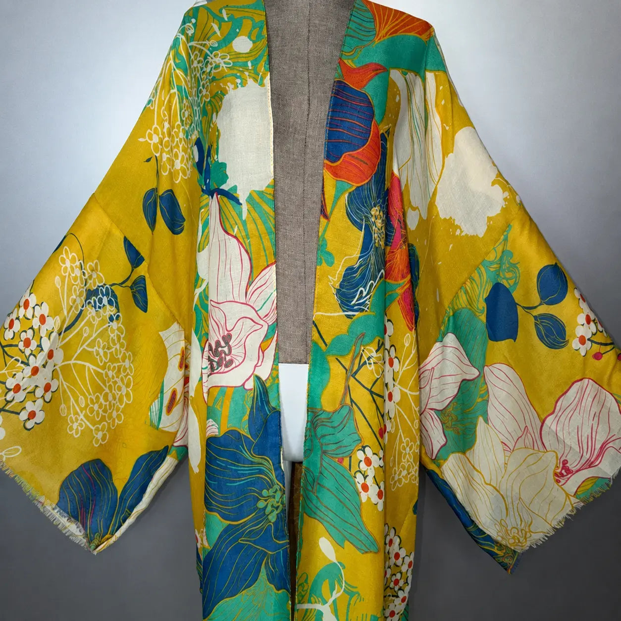Kimono boho imprimé floral jaune pour femme – vue de face