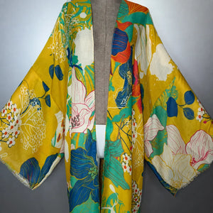 Kimono boho imprimé floral jaune pour femme – vue de face