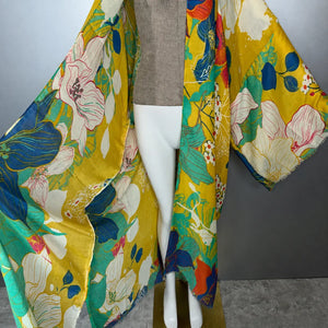Kimono boho imprimé floral jaune pour femme – détail du tombé
