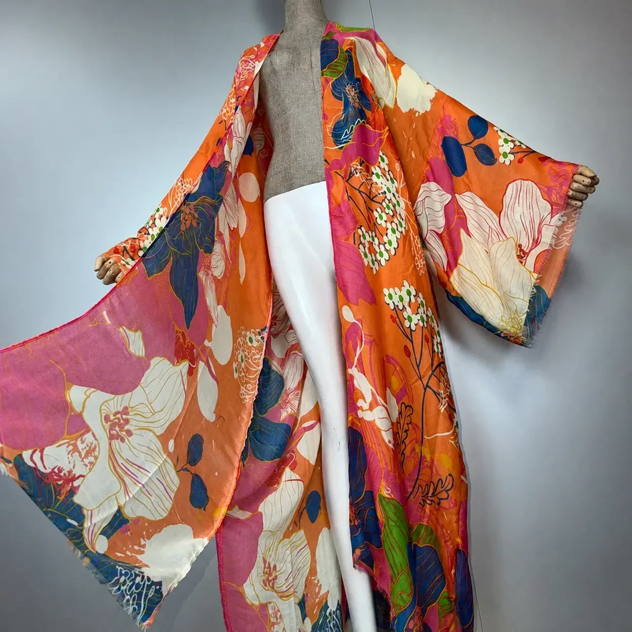 Kimono boho imprimé floral orange pour femme – vue portée