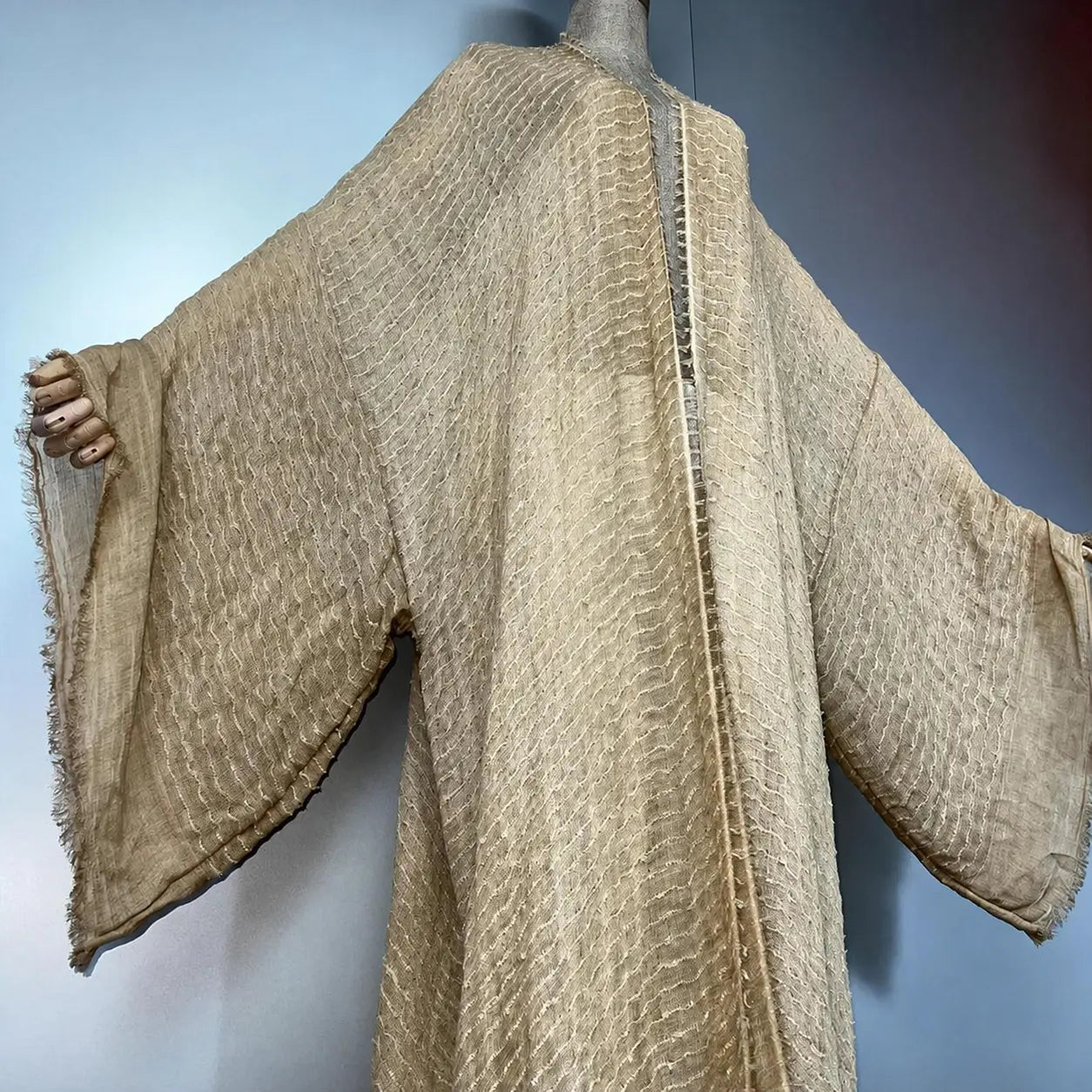 Kimono caftan beige texturé pour femme – vue portée