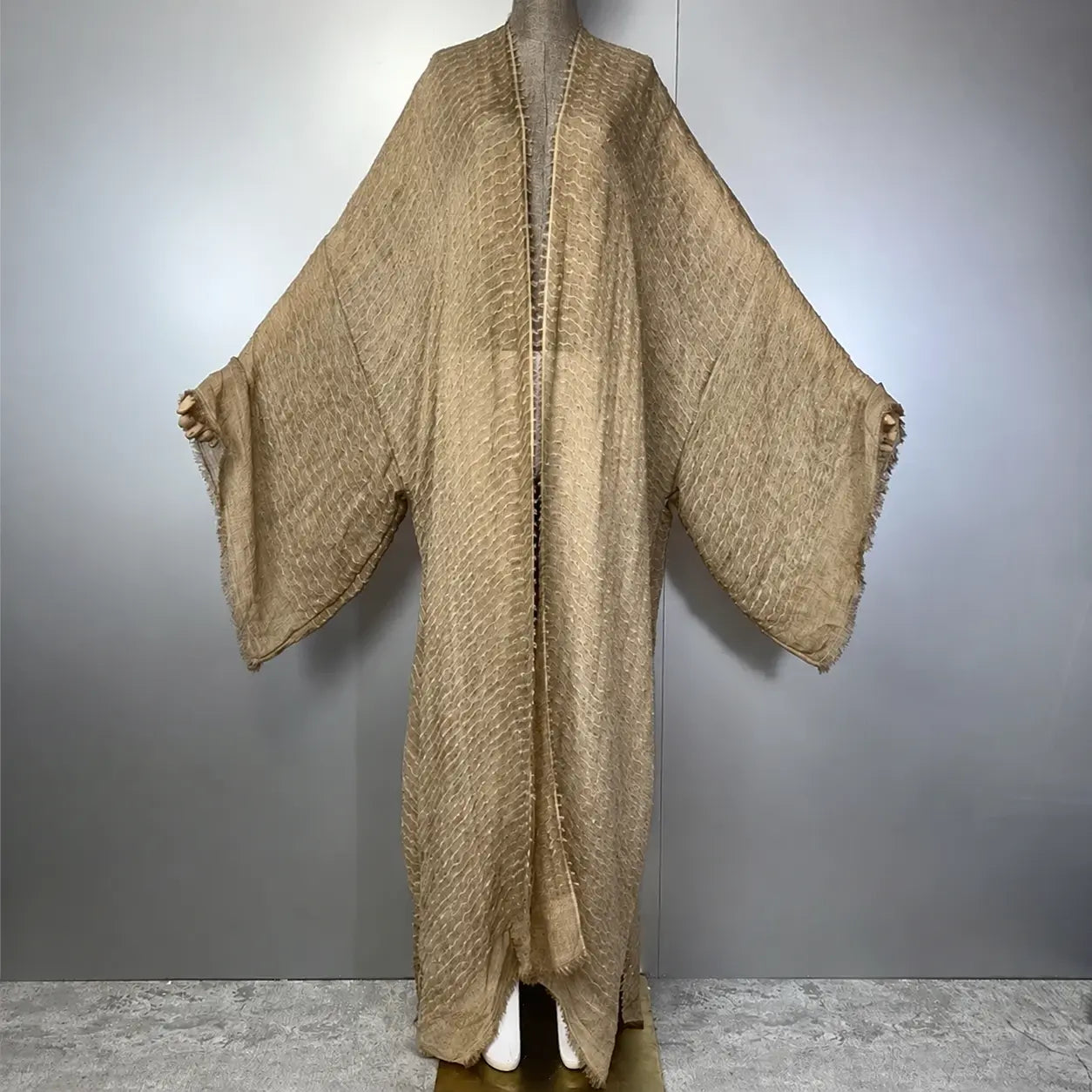 Kimono caftan beige texturé à motifs géométriques – vue complète