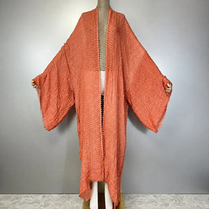 Kimono caftan corail texturé à motifs géométriques – vue complète