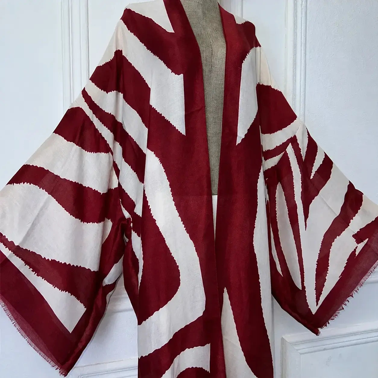Kimono cardigan zèbre bordeaux et ivoire – vue de face