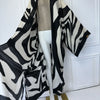 Kimono cardigan zèbre noir et ivoire sur mannequin – vue ouverte