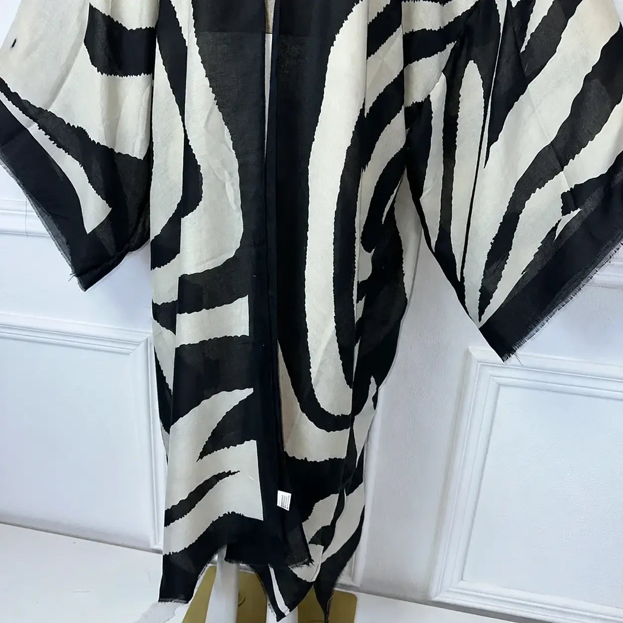 Kimono cardigan imprimé zèbre noir et ivoire – détail du tombé