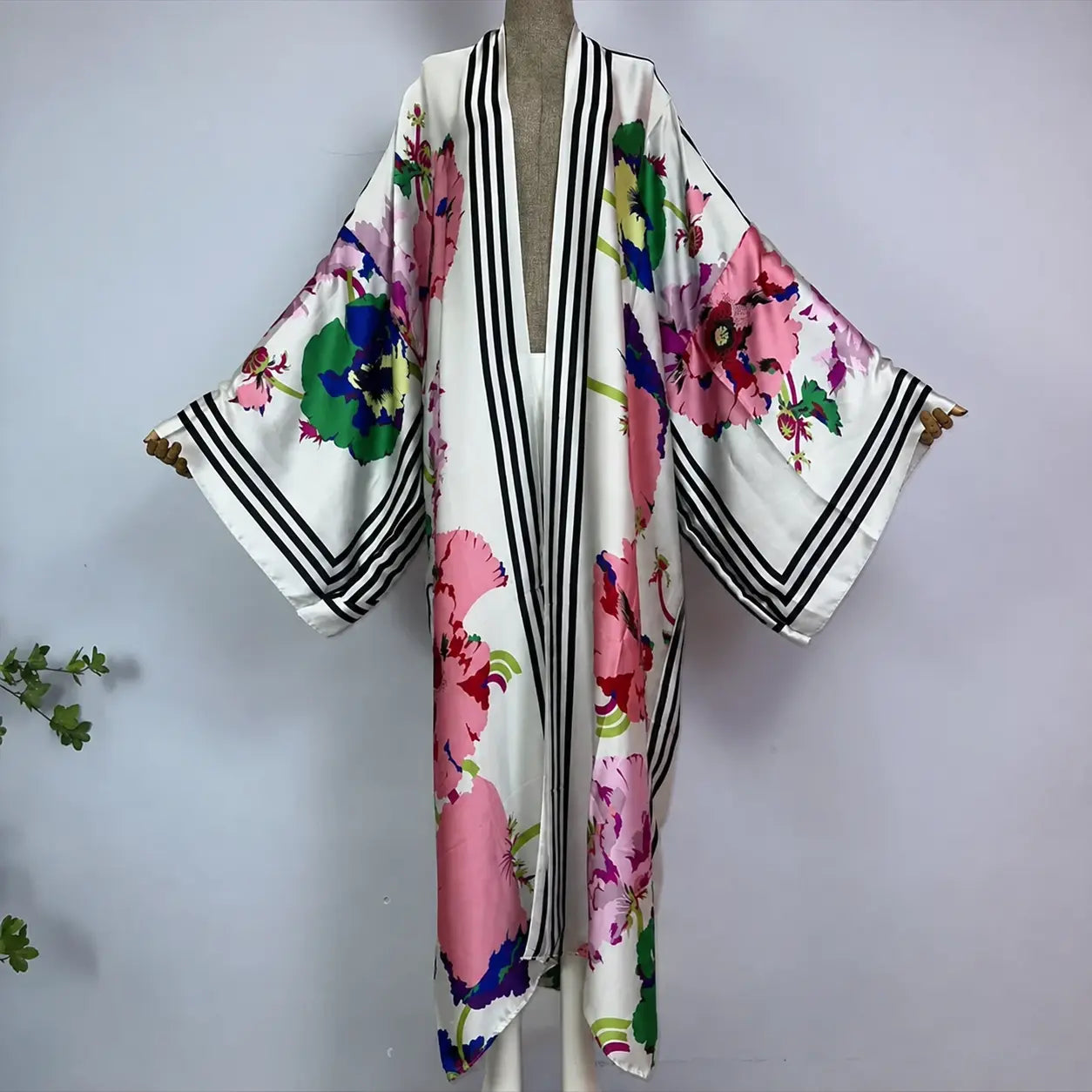 Kimono ivoire à fleurs roses, vertes et bleues – vue complète