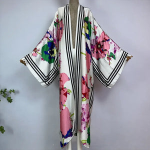 Kimono ivoire à fleurs roses, vertes et bleues – vue complète