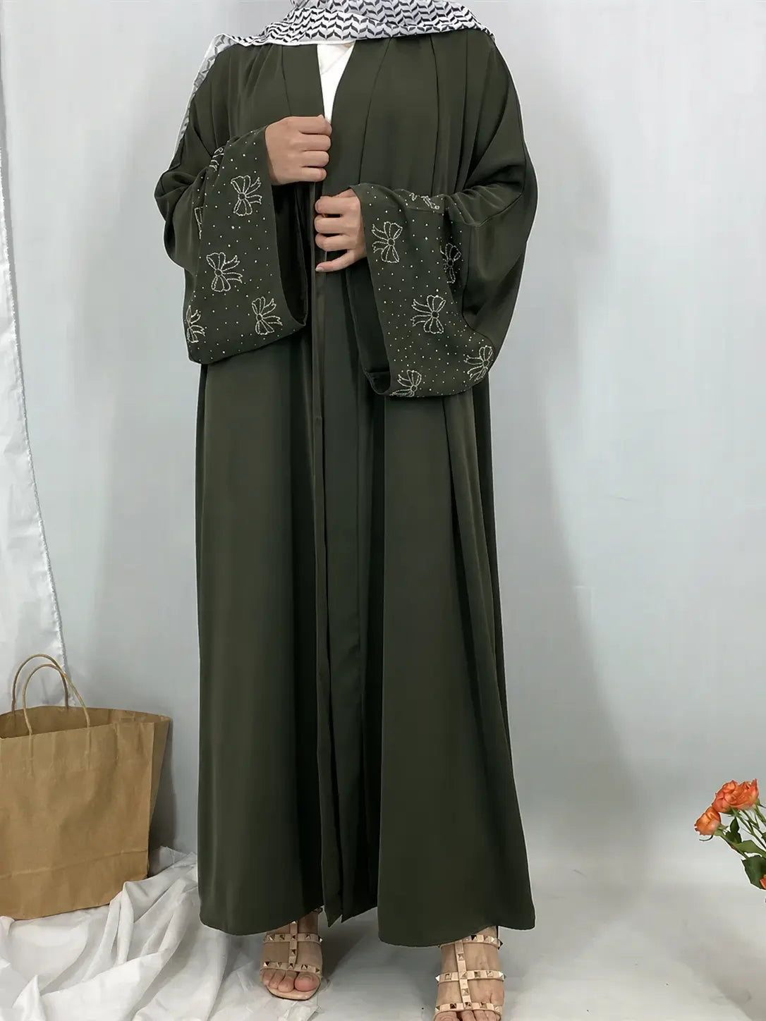 Kimono kebaya kaki à coupe longue et manches papillon brodées