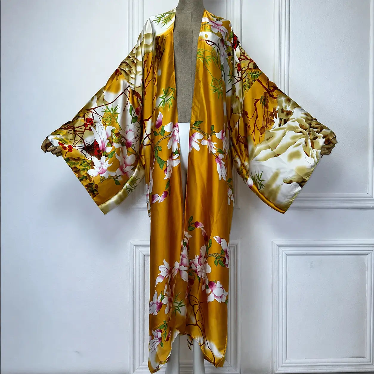 Kimono long en satin doré à fleurs – vue complète