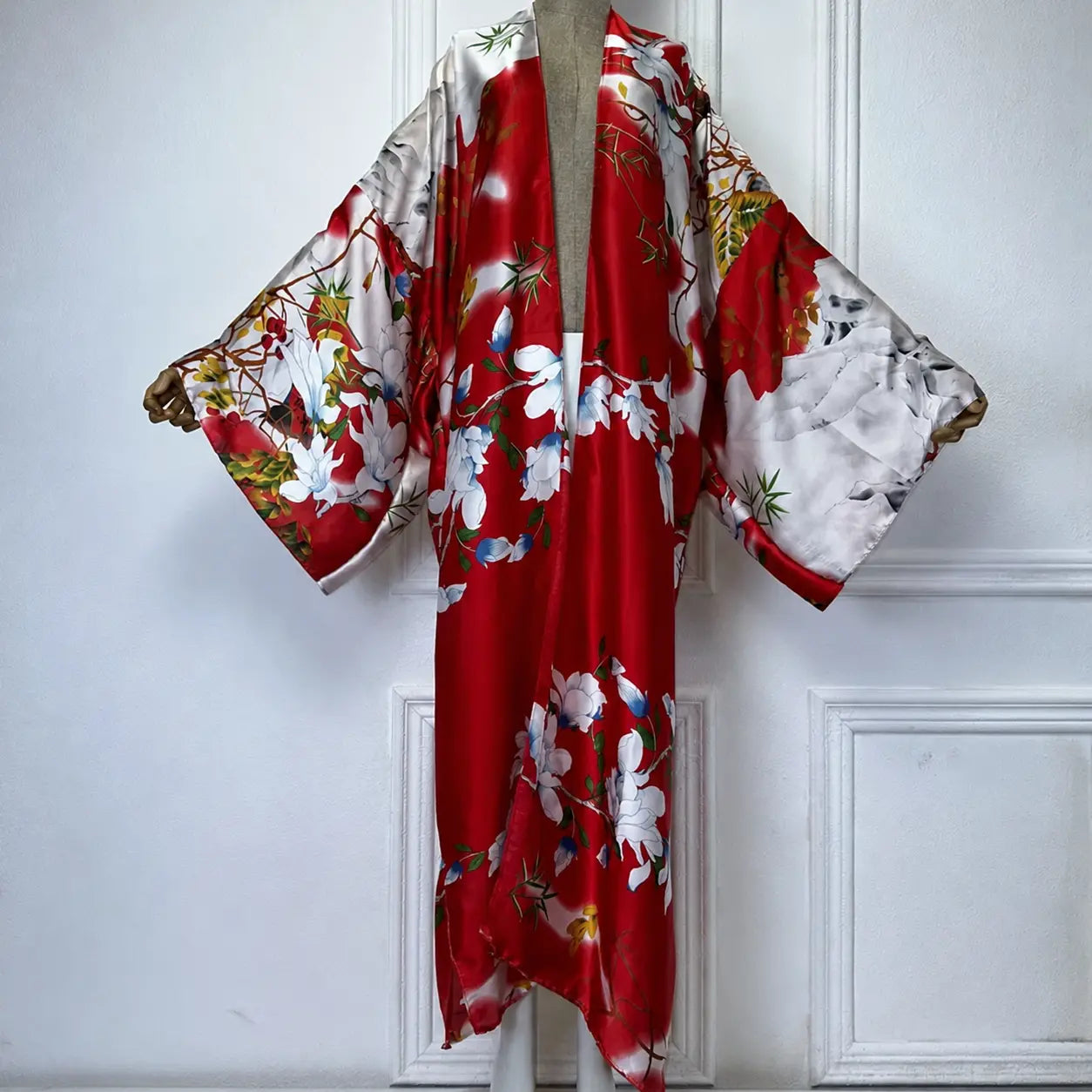 Kimono long en satin rouge à fleurs blanches – vue complète