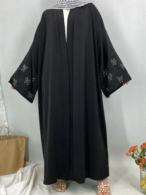 Kimono papillon noir ample avec manches brodées vue de face