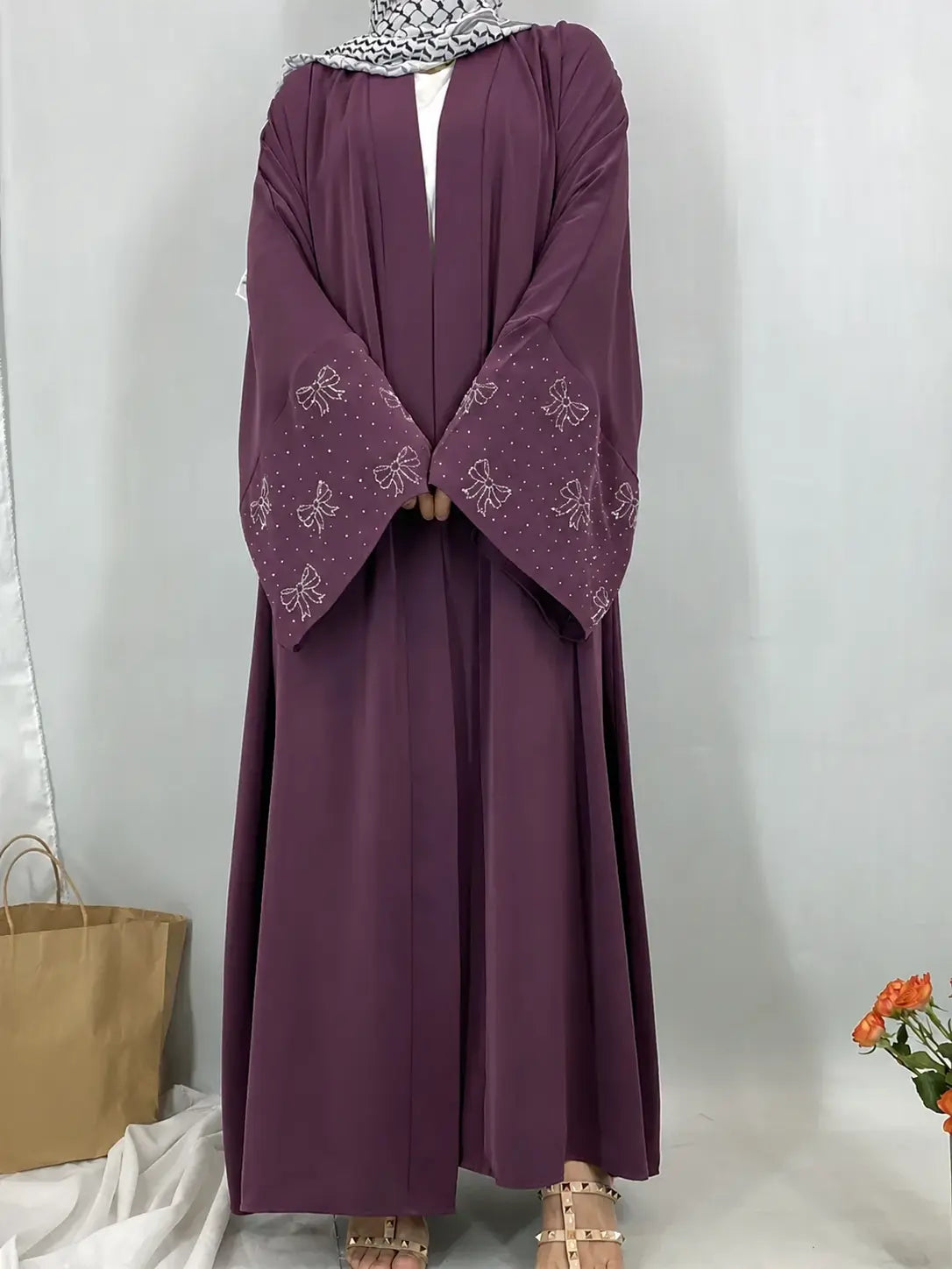Kimono papillon prune avec larges manches ornées de strass