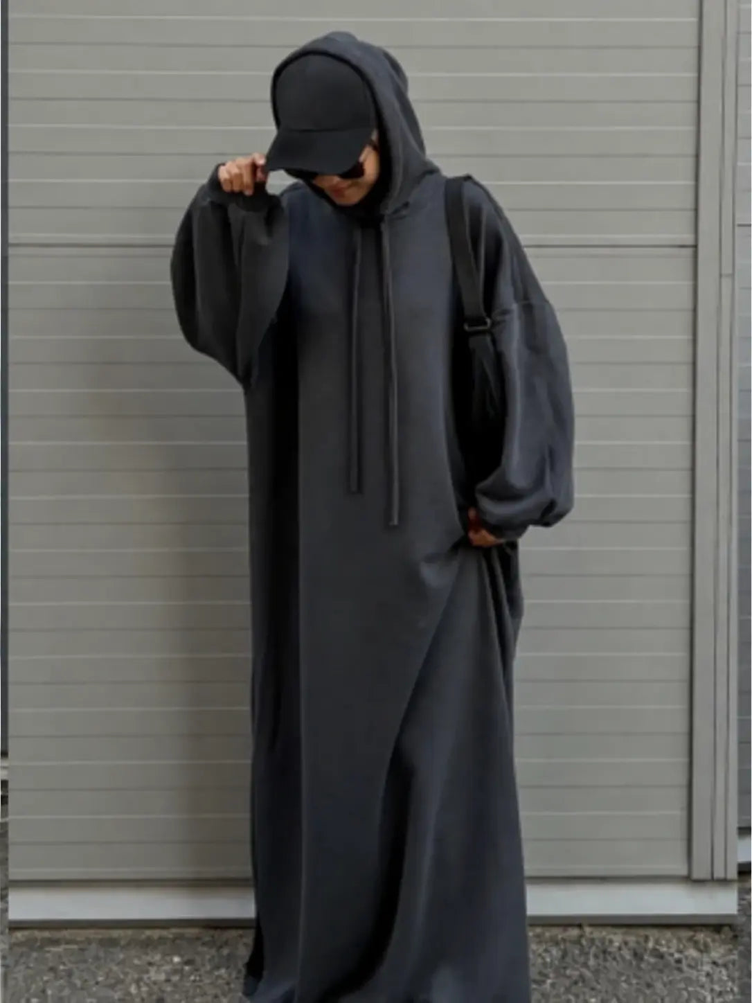 Robe longue à capuche saoudienne gris anthracite portée