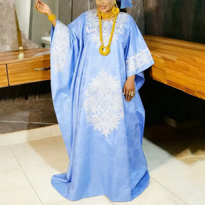 Robe kaftan de cérémonie bleu ciel à broderies blanches