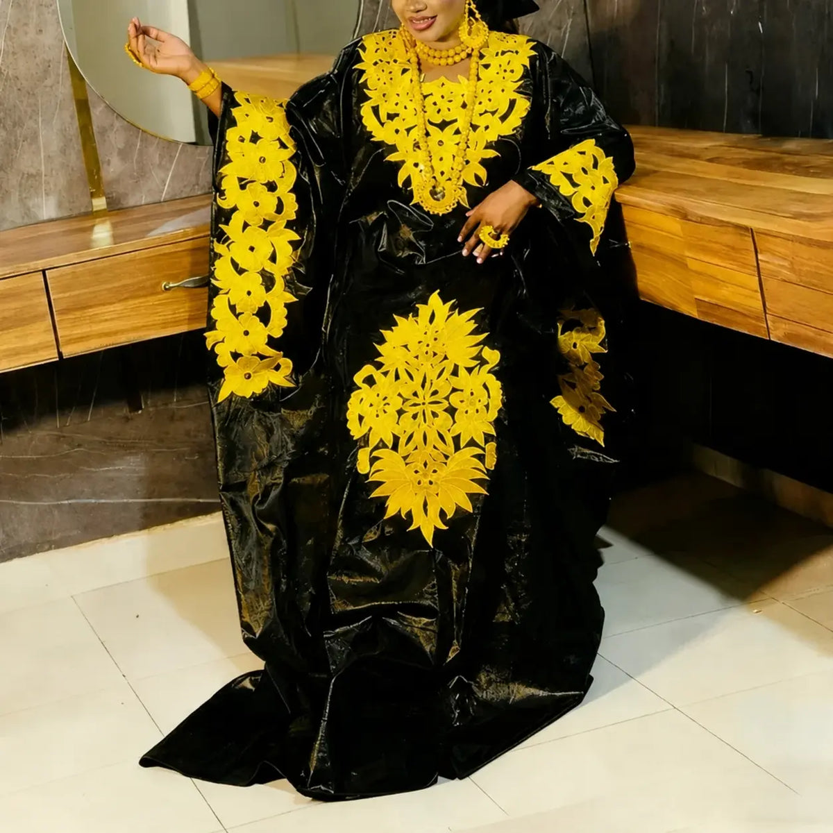 Robe kaftan de cérémonie noire à broderies jaunes