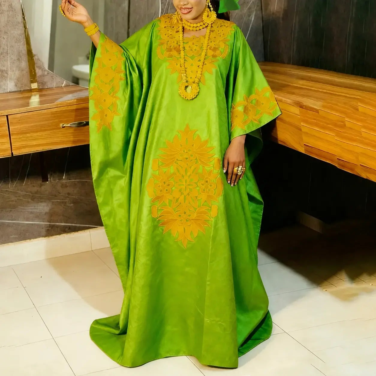 Robe kaftan de cérémonie vert citron à broderies dorées