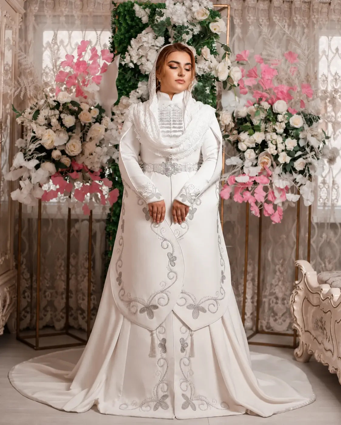 Robe de mariage ossète blanche à cape et broderies argentées vue entière