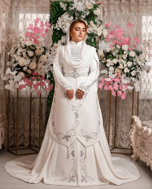 Robe de mariage ossète blanche à cape et broderies argentées vue entière
