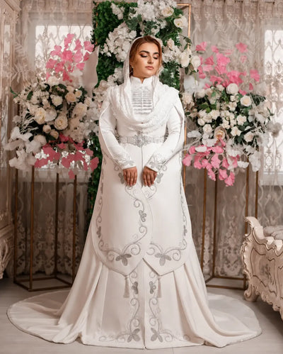 Robe de mariage ossète blanche à cape et broderies argentées vue entière