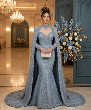 Robe orientale argentée à cape brodée et longue traîne vue entière