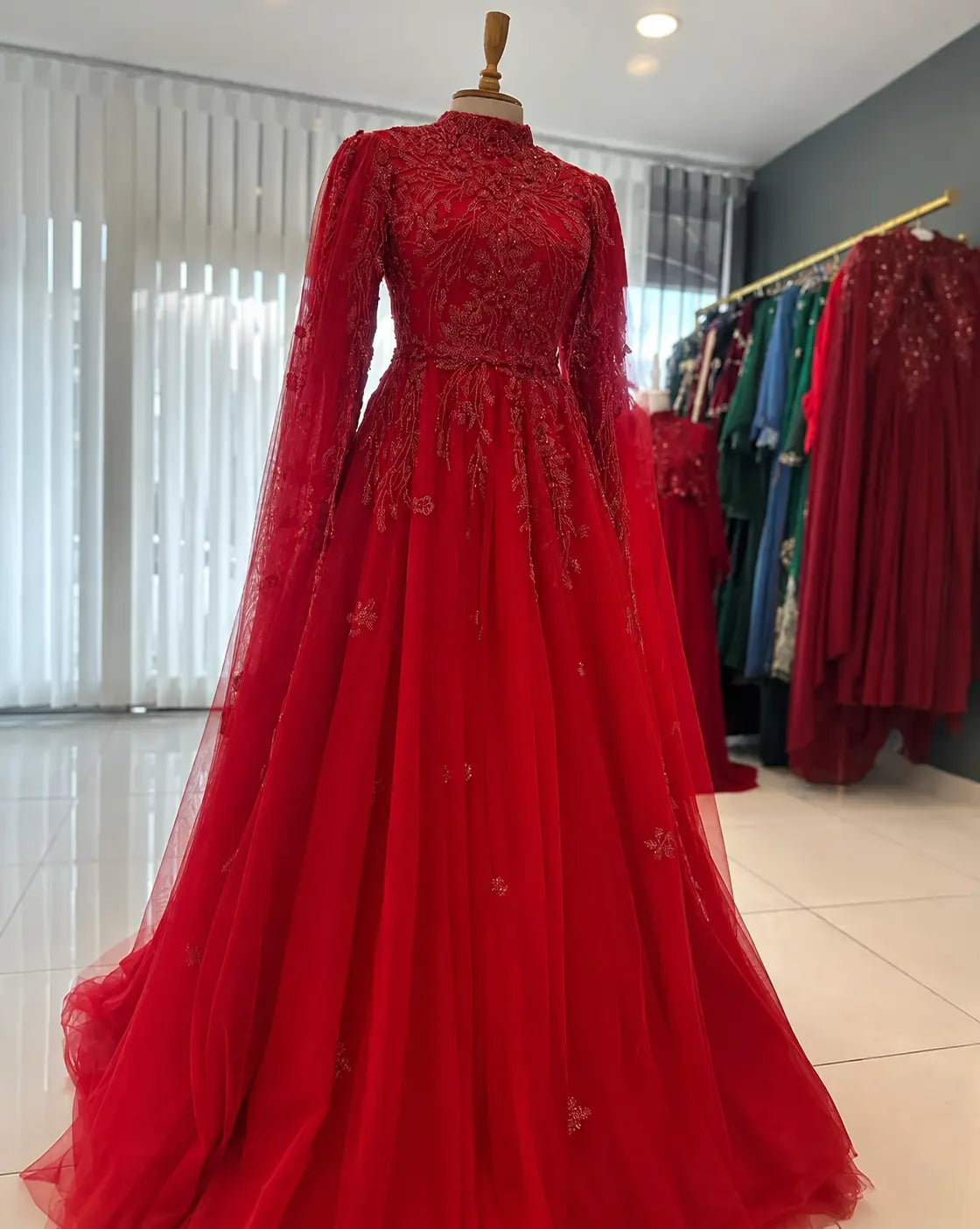Robe orientale rouge à cape longue et broderies perlées vue de face