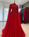 Robe orientale rouge à cape longue et broderies perlées vue de face
