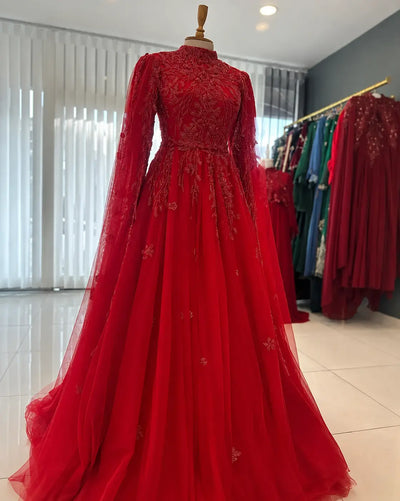 Robe orientale rouge à cape longue et broderies perlées vue de face