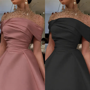 Robe orientale satinée à col perlé en rose poudré et noir