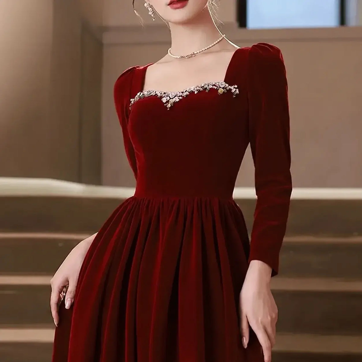 Robe orientale en velours bordeaux à col carré orné de cristaux