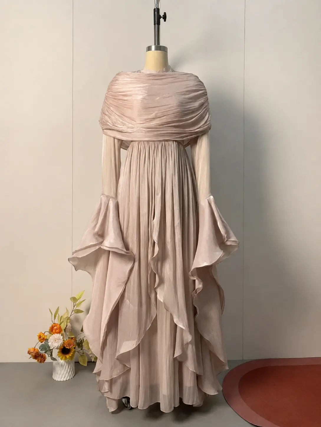 Robe plissée rose poudré pour fête islamique vue de face sur mannequin