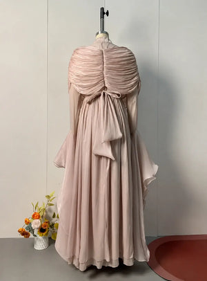 Robe plissée rose poudré avec nœud au dos sur mannequin