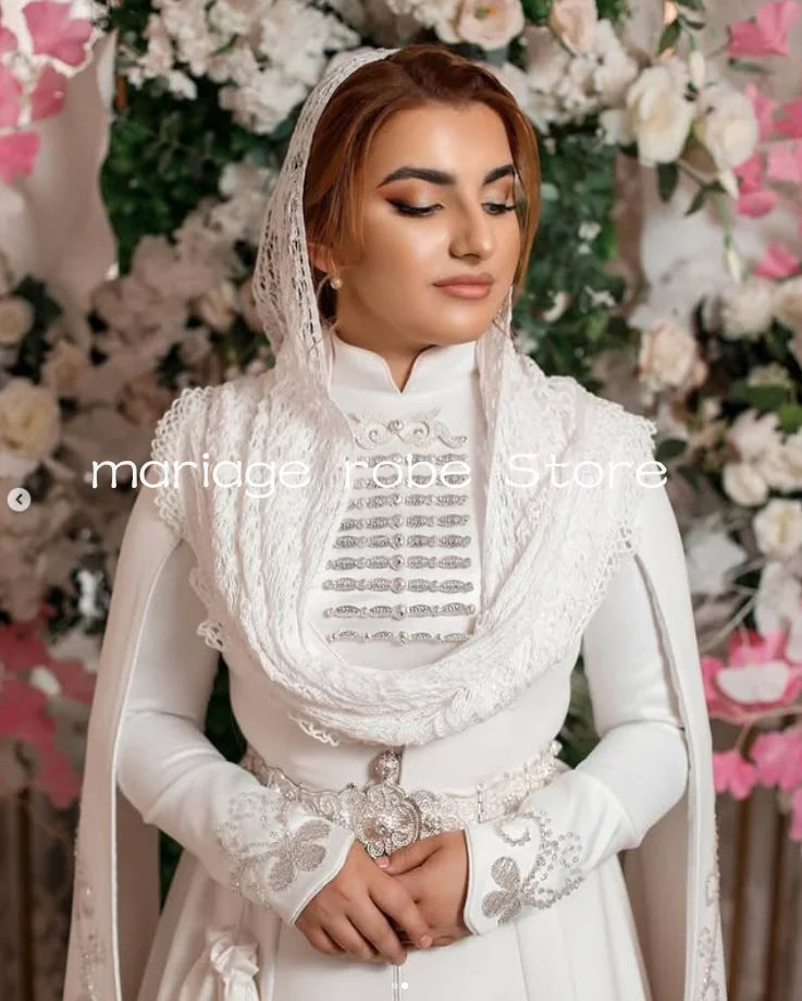 Robe Mariage Ossète à Cape Brodée – vue produit 2 – Maison Layina