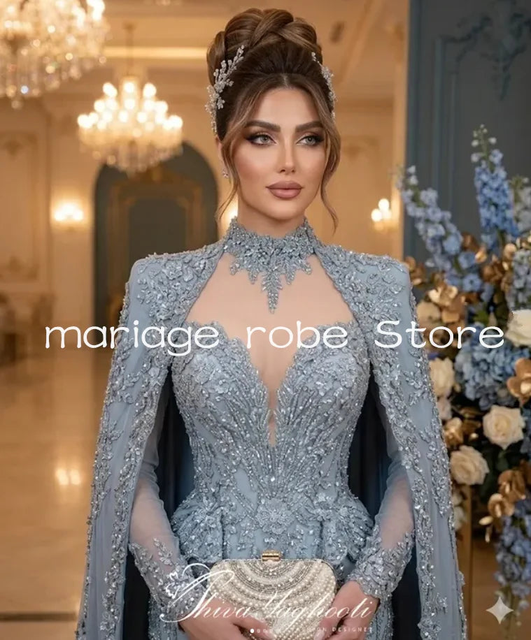 Robe Orientale Argentée à Cape et Perles – vue 2