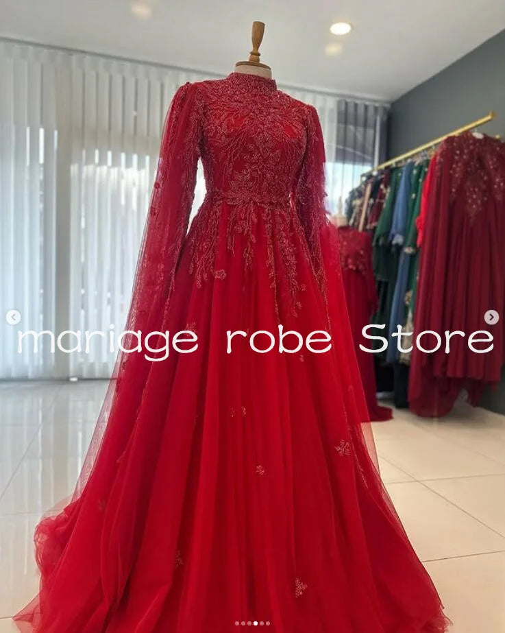 Robe Orientale Rouge à Cape et Perles – vue produit 1 – Maison Layina