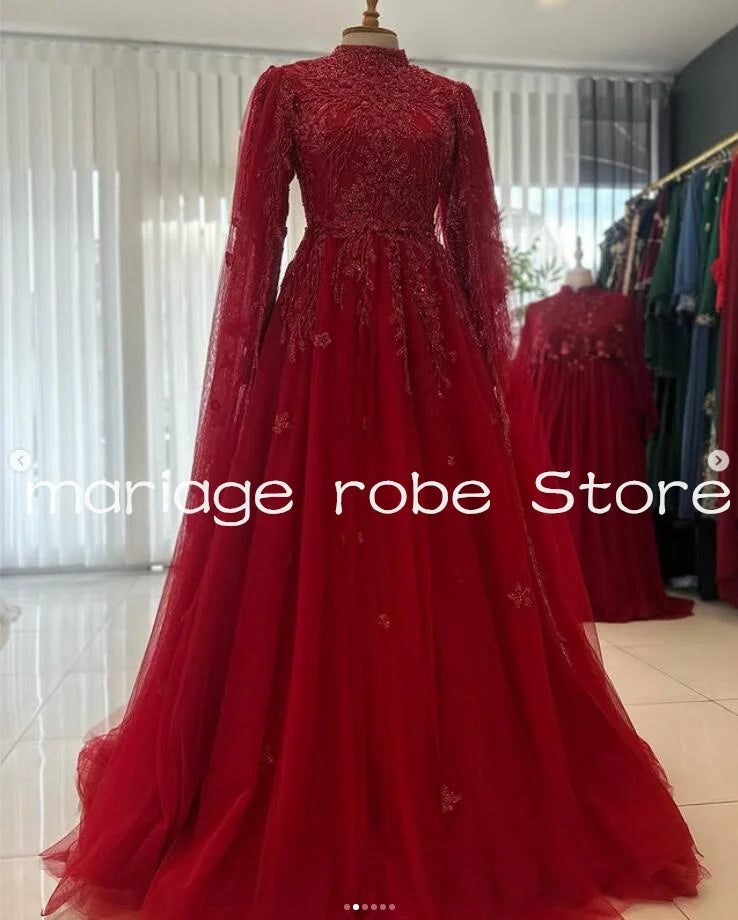 Robe Orientale Rouge à Cape et Perles – vue produit 3 – Maison Layina
